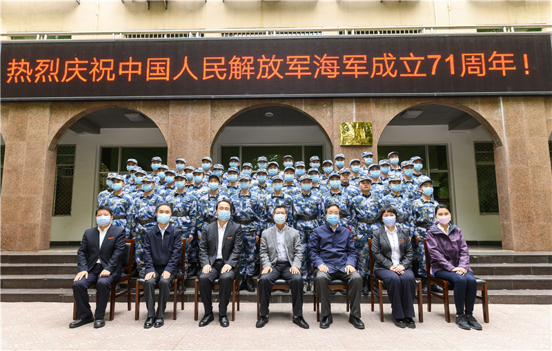 1587610266772148.jpeg 18出席活动的领导和海航班学生合影.jpg