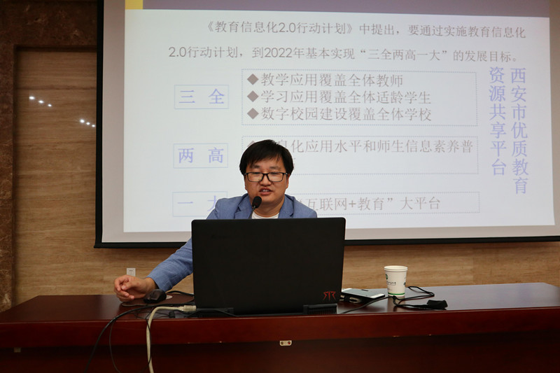 1568713303648611.jpeg 何志峰老师认真讲解.jpg