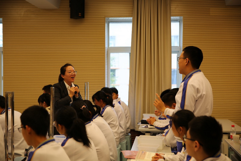 1571715933470359.jpeg 04 物理展示课授课教师:史雯.jpg