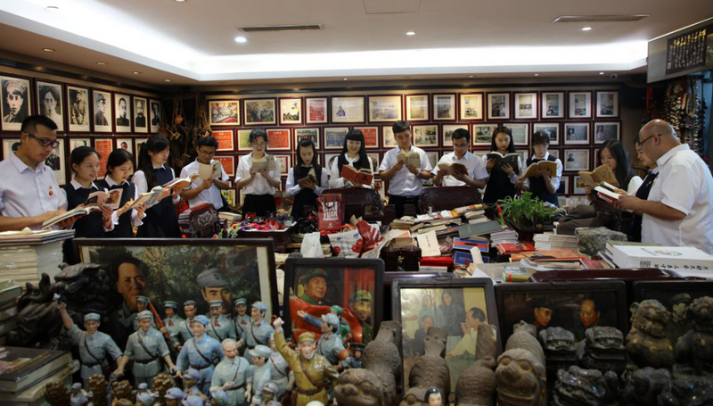 党员教师们在翻看《毛泽东语录》《延安故事》《红色陕北》等书籍 (2).png