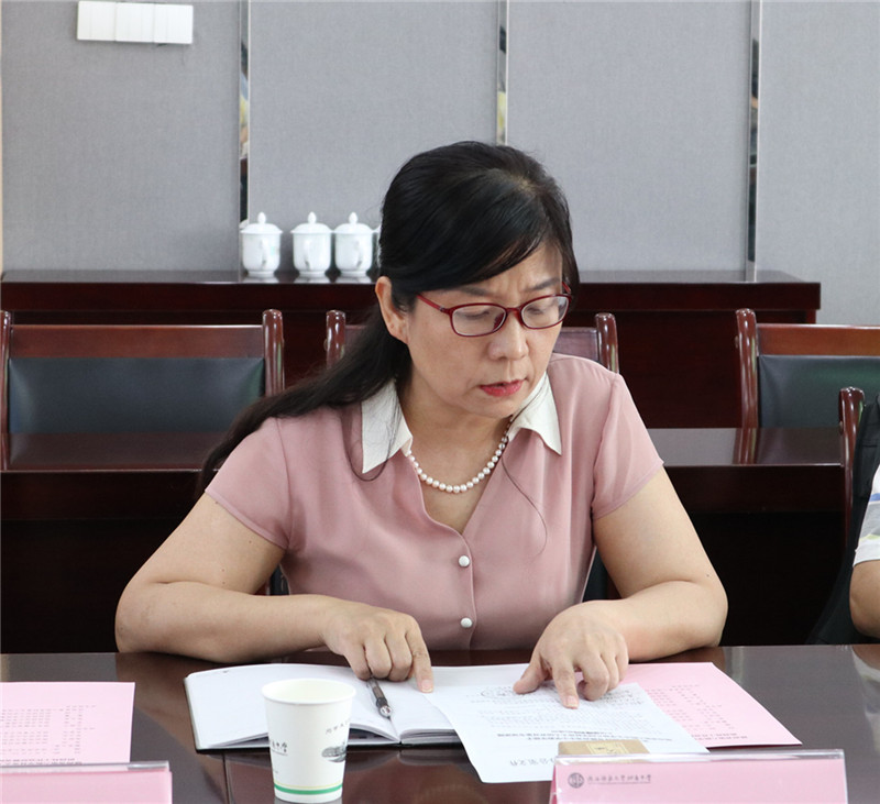 1593827695585123.jpeg 4张元芳主任宣读工作坊省级专项课题立项文件.jpg