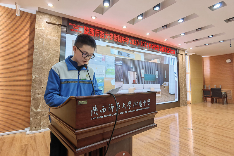 1608811758856366.jpeg 学生会主席杨以哲做工作总结.jpg