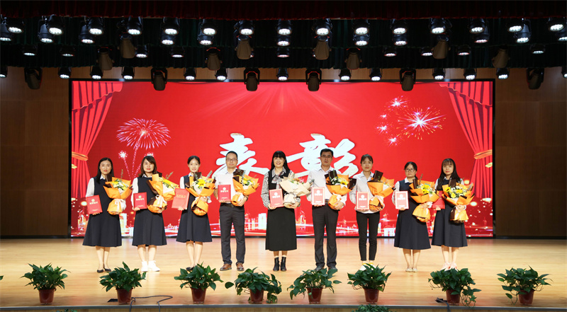 1631520783374684.jpeg 获奖合影.jpg