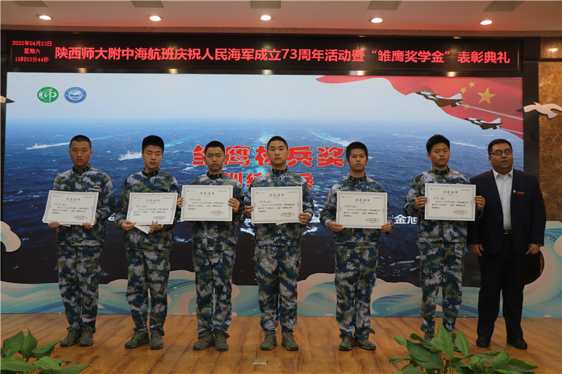 1650707223864643.jpeg 09颁发“学习标兵”荣誉证书及奖学金.jpg