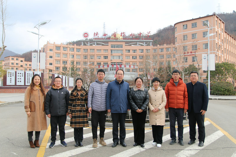 1676463572780910.jpeg 支教团队与附中领导合影.jpg